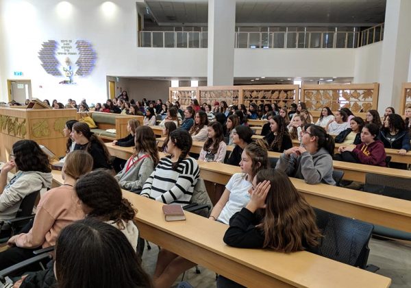 “פיה פתחה בחכמה”